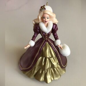 Hallmark Holiday Barbie Keepsake Ornament - 1996 Gold and Burgundy